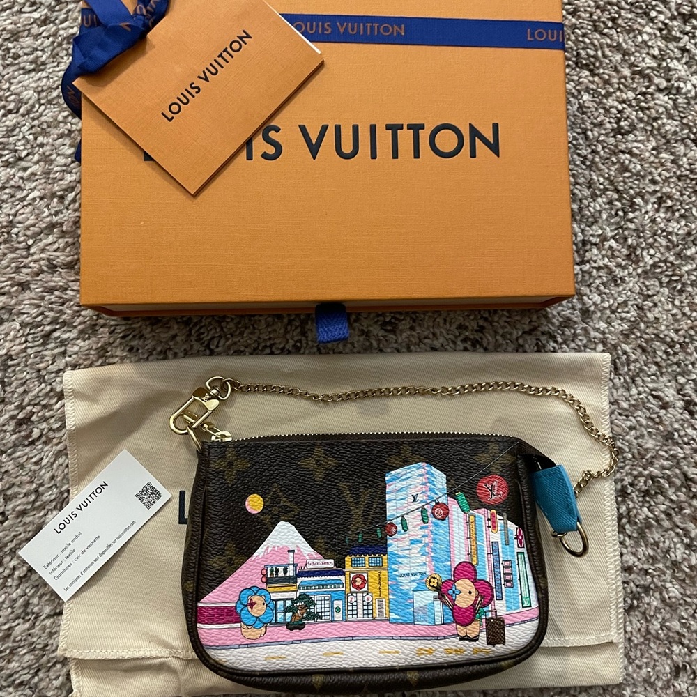BNIB Louis Vuitton Mini Pochette Vivienne Holidays 2022 Japan